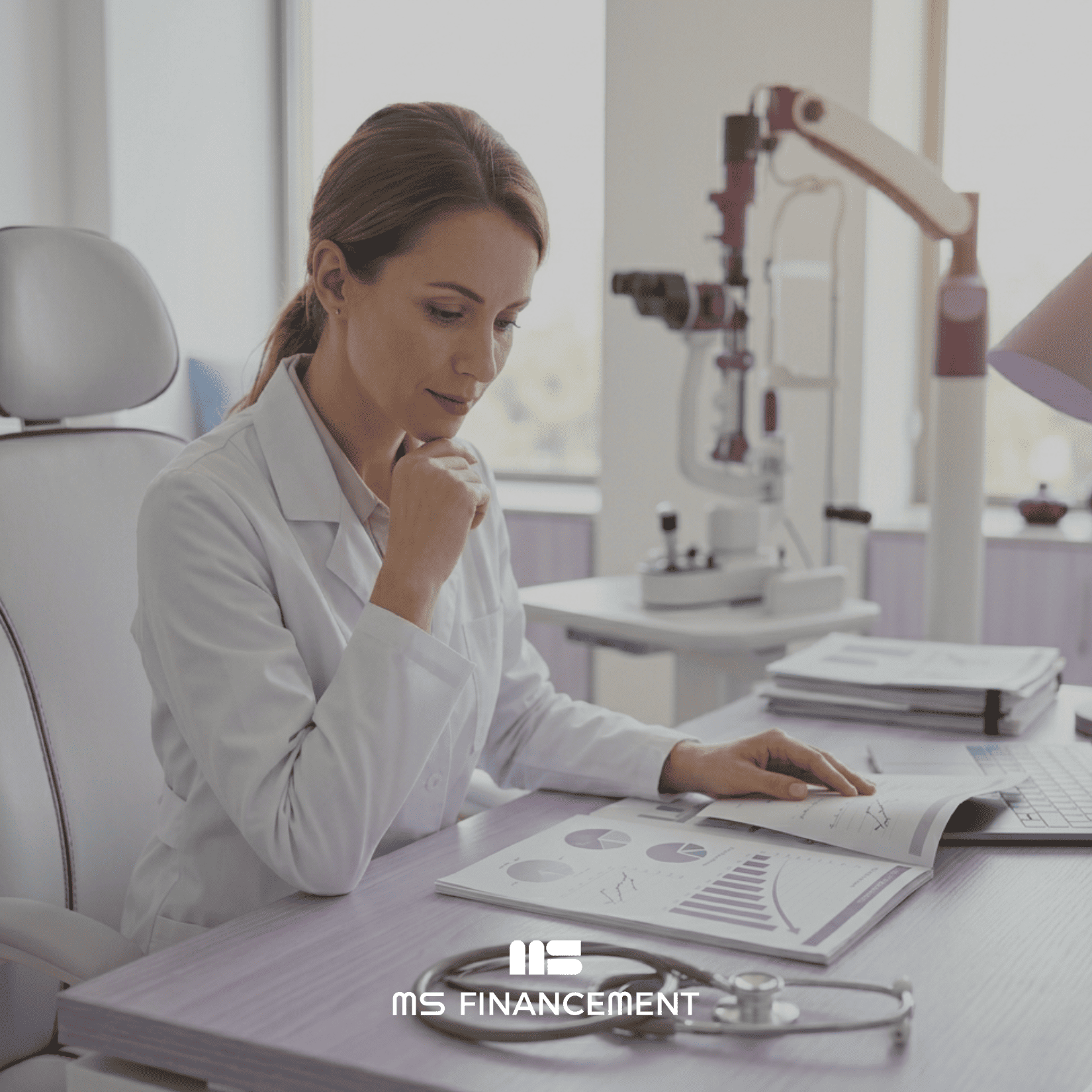 Un dossier de financement violet ouvert sur un bureau de direction moderne avec vue sur Paris, un stylo plume, un ordinateur portable affichant un tableau de bord financier MSFI, et le plan architectural d'une MSP.  Les Balises Meta (Pour le SEO / Goog